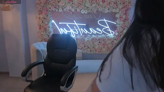 Snapshot of MarieJaneX chatting on 12.19.24 MarieJaneX online show from 12.19.24