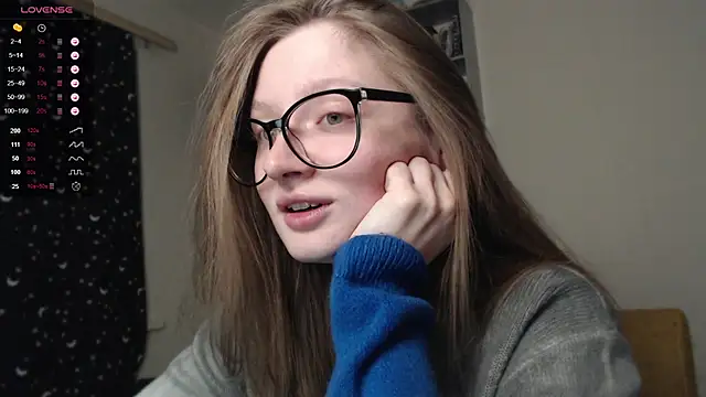 Snapshot of mollytuck chatting on 03.13.25 mollytuck online show from 03.13.25