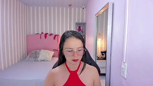 LORELAIGIVEN online show from 11.05.25