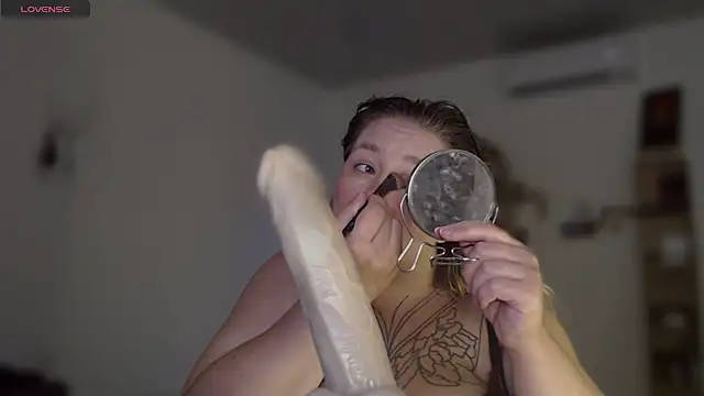 Snapshot of Enotika chatting on 01.16.26 Enotika online show from 01.16.26