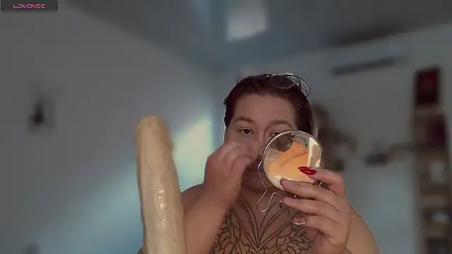 Snapshot of Enotika chatting on 01.18.26 Enotika online show from 01.18.26