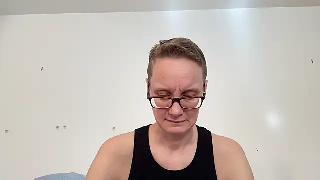 Snapshot of LeahWilde chatting on 02.05.25 LeahWilde online show from 02.05.25