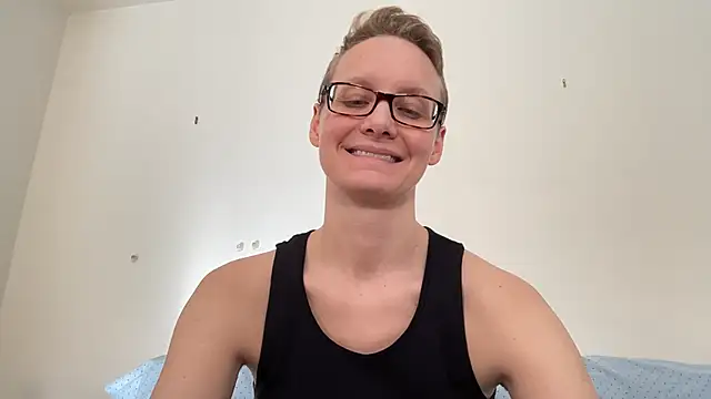 Snapshot of LeahWilde chatting on 02.14.25 LeahWilde online show from 02.14.25