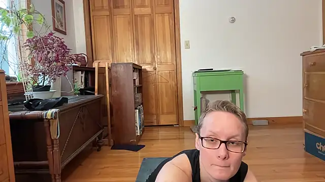 Snapshot of LeahWilde chatting on 02.16.25 LeahWilde online show from 02.16.25