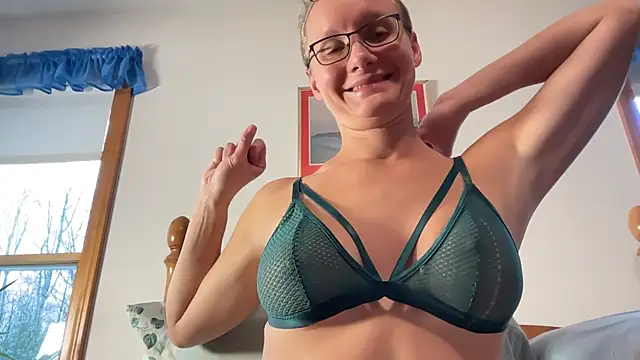 Snapshot of LeahWilde chatting on 04.02.26 LeahWilde online show from 04.02.26