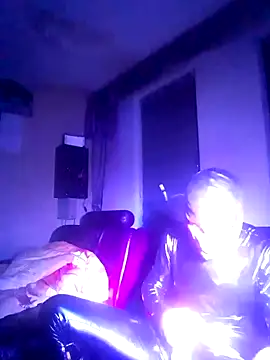 Snapshot of Crystalbitchx chatting on 09.17.25 Crystalbitchx online show from 09.17.25