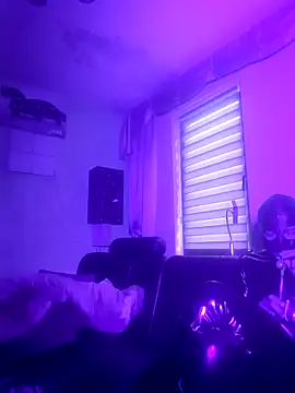 Snapshot of Crystalbitchx chatting on 10.19.25 Crystalbitchx online show from 10.19.25