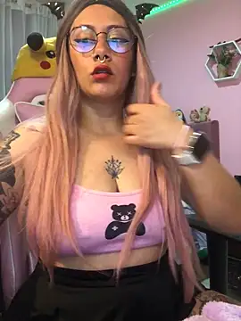 Snapshot of Luna_Paris_ chatting on 01.04.25 Luna Paris online show from 01.04.25