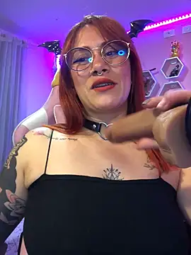 Snapshot of Luna_Paris_ chatting on 02.28.25 Luna Paris online show from 02.28.25