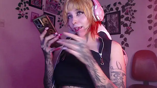 Snapshot of MaryJannes chatting on 12.18.24 MaryJannes online show from 12.18.24