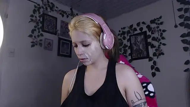 Snapshot of MaryJannes chatting on 12.26.24 MaryJannes online show from 12.26.24