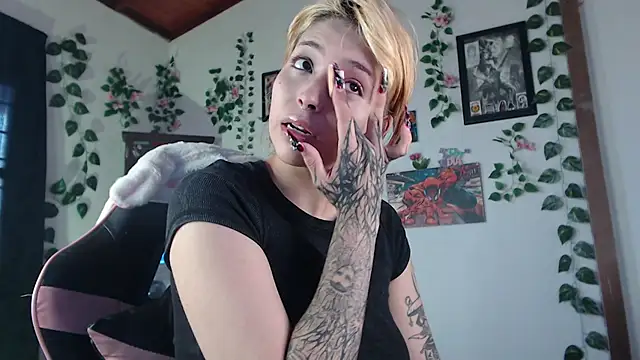 Snapshot of MaryJannes chatting on 02.08.25 MaryJannes online show from 02.08.25