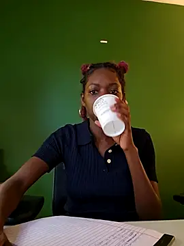 Snapshot of oliviaprettypussy chatting on 03.18.26 oliviaprettypussy online show from 03.18.26