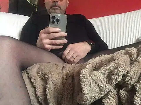 Snapshot of louh261 chatting on 03.30.26 louh261 online show from 03.30.26