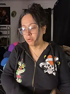 Snapshot of MsConejitaa chatting on 12.21.24 MsConejitaa online show from 12.21.24
