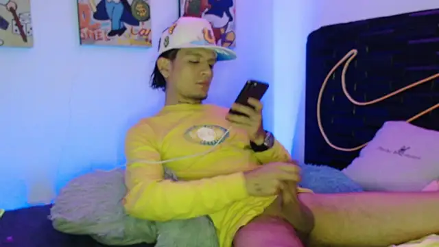 Snapshot of andersonZ998 chatting on 09.24.25 andersonZ998 online show from 09.24.25