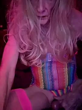 Snapshot of Vonniecd chatting on 10.14.25 Vonniecd online show from 10.14.25