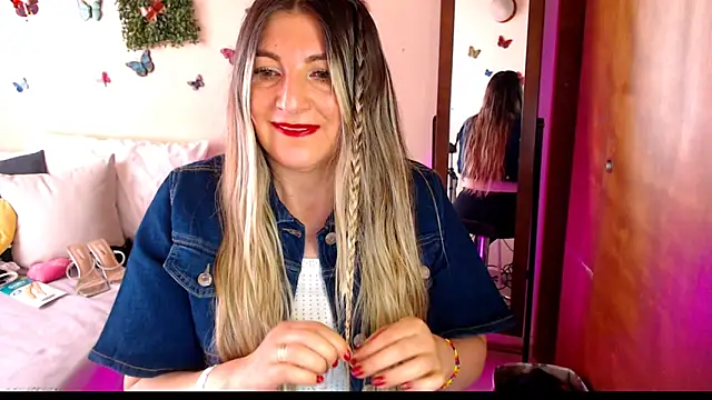 Snapshot of Jolie-Mature chatting on 04.23.26 Jolie-Mature online show from 04.23.26