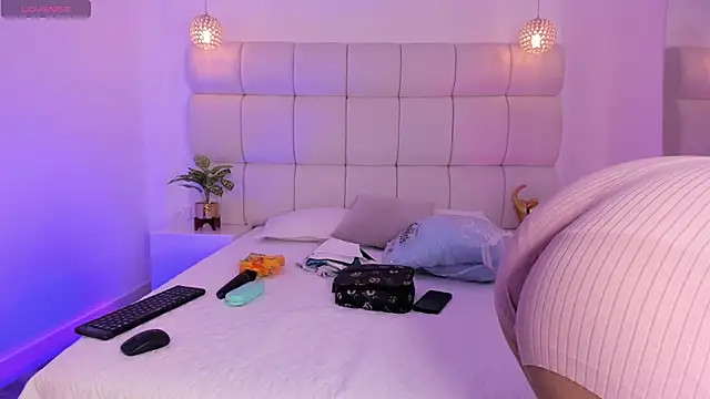 DanielleEvans  online show from 11.07.25