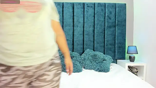 DanielleEvans  online show from 12.04.25