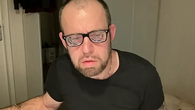 Snapshot of FABIOGLASSES chatting on 11.13.25 FABIOGLASSES online show from 11.13.25