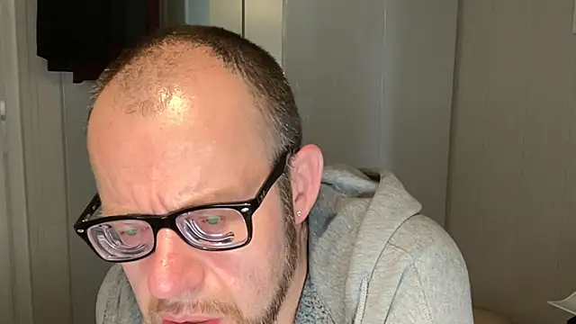 Snapshot of FABIOGLASSES chatting on 11.16.25 FABIOGLASSES online show from 11.16.25