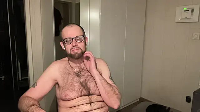 Snapshot of FABIOGLASSES chatting on 11.17.25 FABIOGLASSES online show from 11.17.25