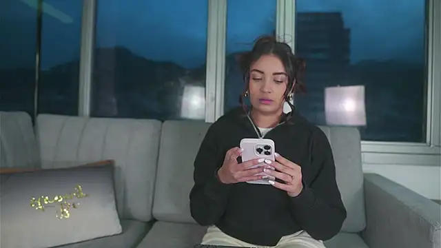 Snapshot of aisha_es chatting on 05.23.26 aisha es online show from 05.23.26