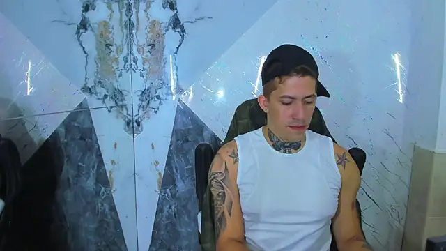 Snapshot of yeckodream chatting on 12.20.25 yeckodream online show from 12.20.25