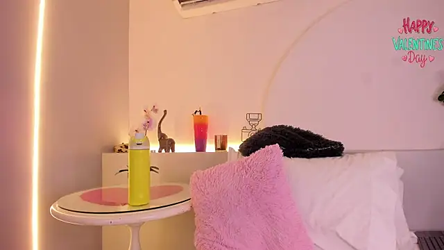 Snapshot of ambercroft chatting on 02.15.25 ambercroft online show from 02.15.25