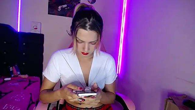 Snapshot of yuliana_19 chatting on 10.18.25 yuliana 19 online show from 10.18.25