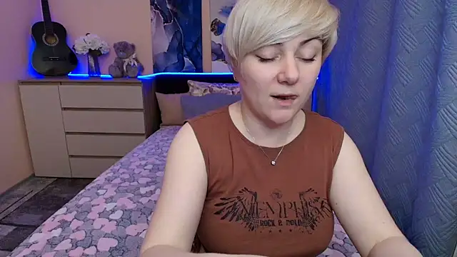 Snapshot of BlondPearl chatting on 05.25.26 BlondPearl online show from 05.25.26