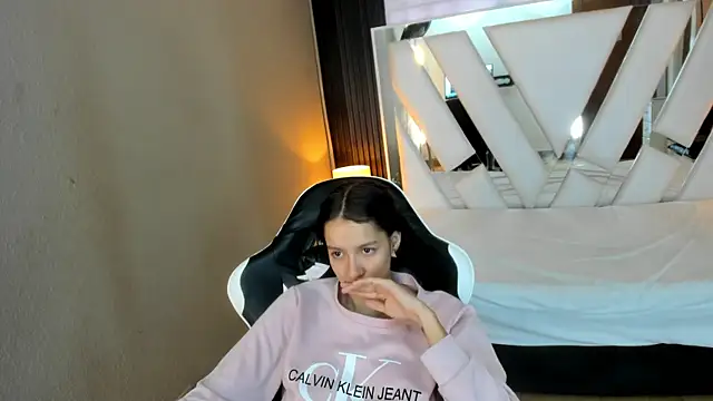 Snapshot of Linda4Petite chatting on 04.26.26 Linda4Petite online show from 04.26.26