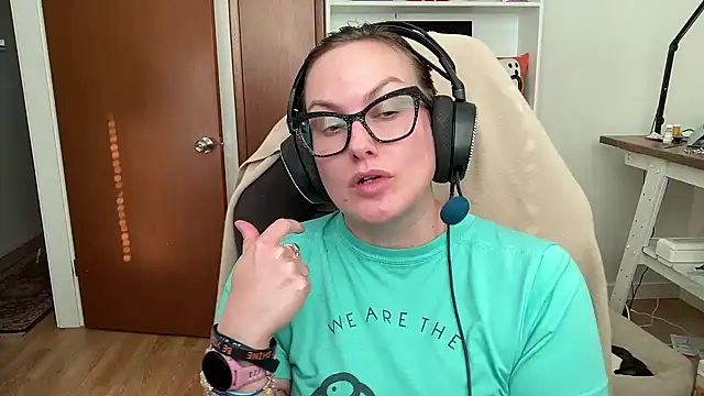 Snapshot of NikkixNight chatting on 11.04.25 NikkixNight online show from 11.04.25