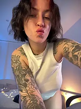 Snapshot of IvyHoney chatting on 01.12.25 IvyHoney online show from 01.12.25