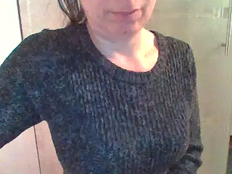 Snapshot of Moi_Lina chatting on 10.26.25 Moi Lina online show from 10.26.25