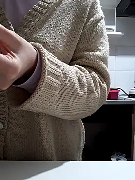 Snapshot of Moi_Lina chatting on 11.16.25 Moi Lina online show from 11.16.25