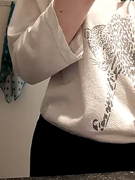 Snapshot of Moi_Lina chatting on 12.21.25 Moi Lina online show from 12.21.25