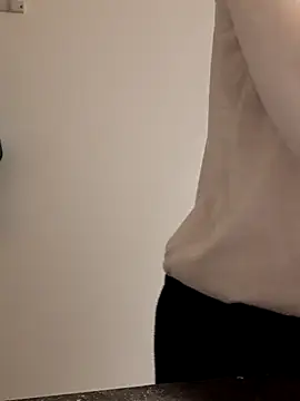 Snapshot of Moi_Lina chatting on 12.22.25 Moi Lina online show from 12.22.25