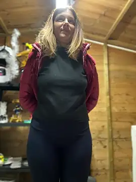 Snapshot of DaisyVibesss chatting on 12.08.24 DaisyVibesss online show from 12.08.24