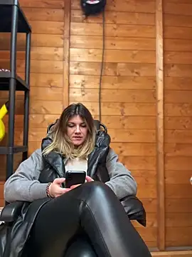 Snapshot of DaisyVibesss chatting on 01.04.25 DaisyVibesss online show from 01.04.25