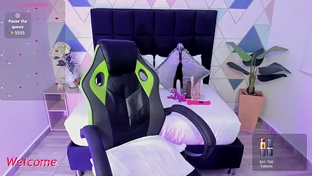 Snapshot of gisela27 chatting on 10.22.25 gisela27 online show from 10.22.25