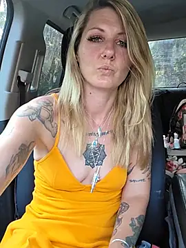 Snapshot of SheIsSomething chatting on 07.18.26 SheIsSomething online show from 07.18.26