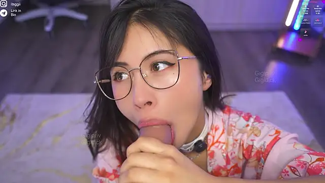 Snapshot of Gigi_ohlala chatting on 09.10.25 Gigi ohlala online show from 09.10.25