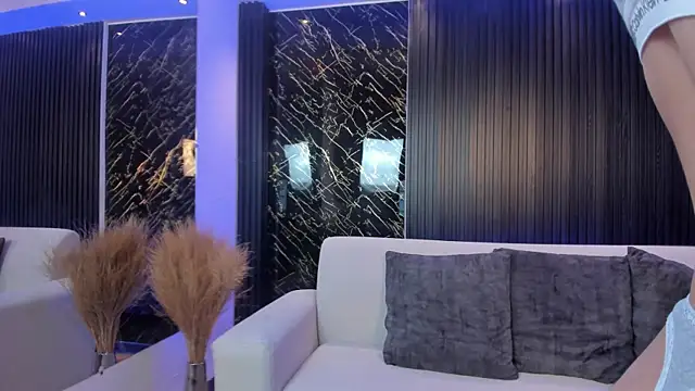 miataylorr1 online show from 02.21.25