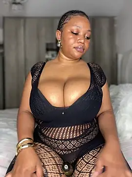 Snapshot of Hyra_Ari chatting on 02.14.26 Hyra Ari online show from 02.14.26