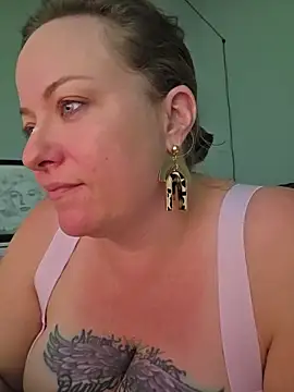 Snapshot of julimonroe chatting on 06.19.26 julimonroe online show from 06.19.26
