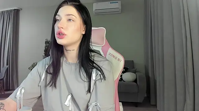 JenniferQueen11 online show from 02.18.25