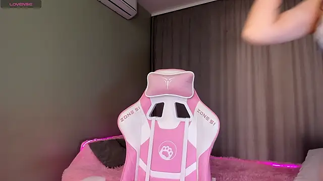 JenniferQueen11 online show from 10.02.25