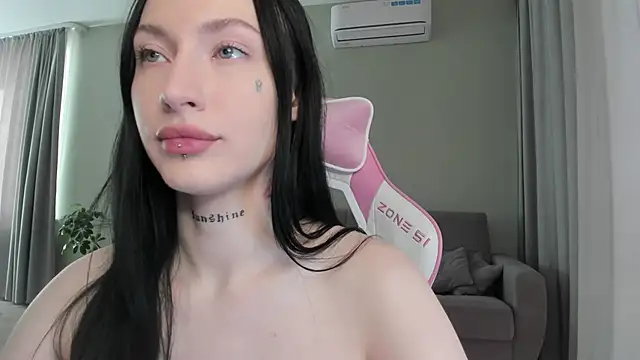 JenniferQueen11 online show from 10.18.25